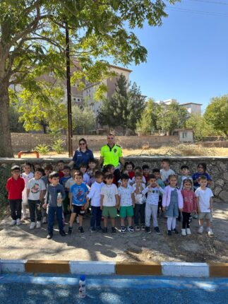 MİNİKLER TRAFİK KURALLARINI POLİS AĞABEY VE ABLALARINDAN ÖĞRENİYOR