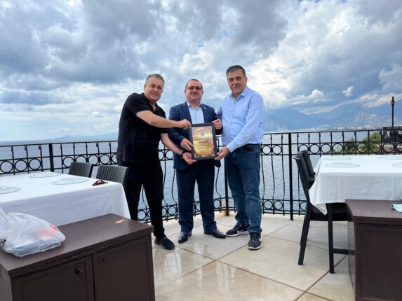 ANTALYA’NIN GURURU İHSAN ÜRE’YE ANLAMLI ÖDÜL