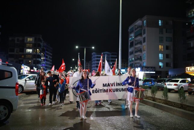 Nilüfer’de Cumhuriyet Coşkusu: Mavi İnci’den Kortej Yürüyüşüne Büyük Katılım