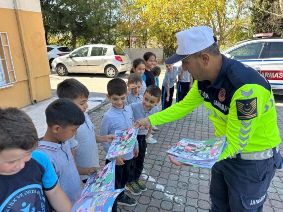 Bursa Jandarmasından Öğrencilere “Güvenli Yaya Trafiği” Eğitimi