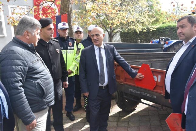 Gemlik’te “Trafikte Görünür Ol” Projesi Kapsamında Traktör Sürücülerine Ekipman Desteği