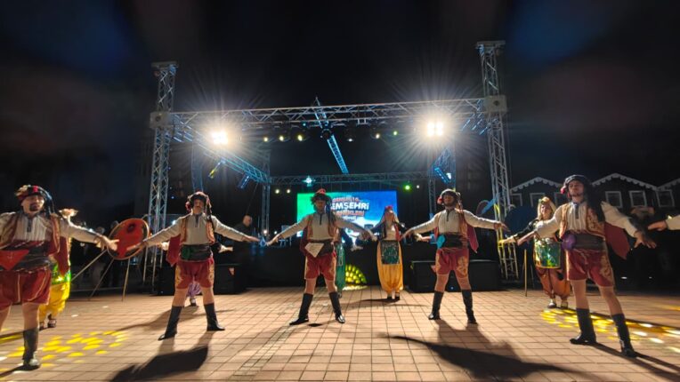 10. Gemlik Hemşehri Dernekleri Festivali Coşkuyla Başladı!