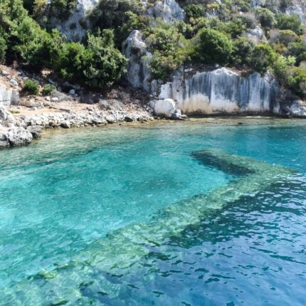 Mavinin Sessizliğinde Bir Gün: Billurkent’ten Aktur’a Uzanan Unutulmaz Mavi Yolculuk