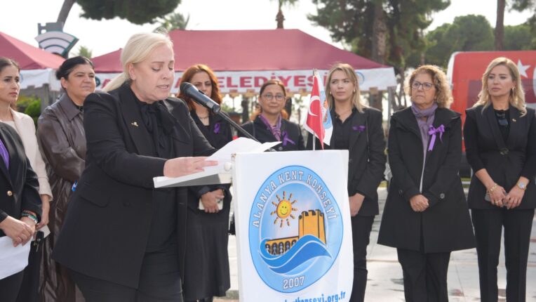 ALANYA’DA 25 KASIM’DA ANLAMLI TÖREN: “HİÇBİR KADIN YALNIZ DEĞİL” MESAJI VERİLDİ