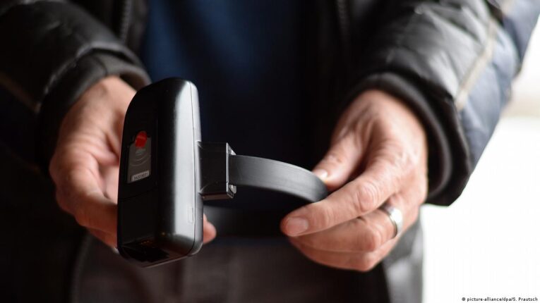 ALMANYA’DA AİLE İÇİ ŞİDDETE ELEKTRONİK KELEPÇE ÖNLEMİ