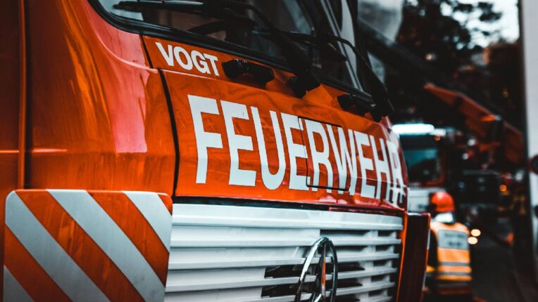 Hamburg’da Karavan Yangını Paniği: Tüpler Patladı, Cadde Trafiğe Kapatıldı