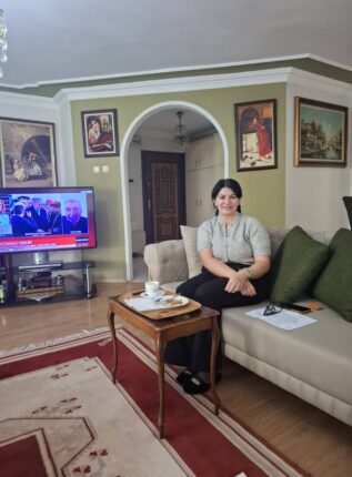 DOST EVİNİN BALKONUNA CHP’Lİ DOSTUMUZ AVUKAT DERYA AYSEL’DE GELDİ.