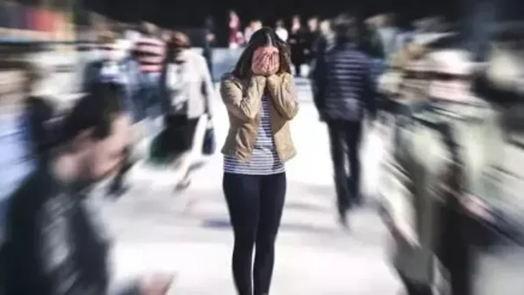 “Lüksün ve Gösterişin Gölgesinde Yabancılaşmak”