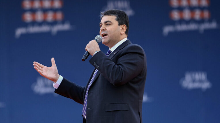 DEMOKRAT PARTİ BURSA’DA DEVİR TESLİM: “KAVGA DEĞİL, KUCAKLAŞMA SİYASETİNİ BÜYÜTMEYE KARARLIYIZ”