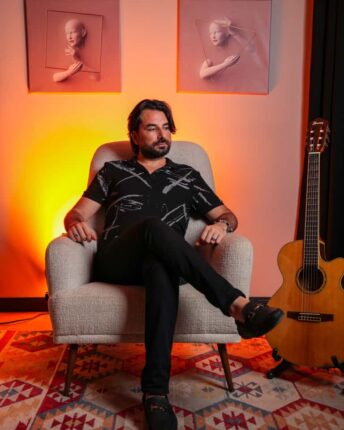 Müzisyen Fırat Yıldız: Sahnenin ve Müziğin Ritmini Hayatına Taşıyor