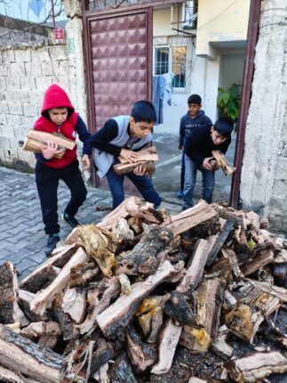 Batman’da Soğuk Gecelere Merhamet Dokundu: 20 Ton Odun Yetim Evlerine Umut Oldu