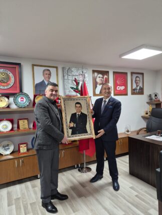 ABP Genel Başkanı Bedri Yalçın’dan Servet Akman’a Anlamlı Tablo Takdimi