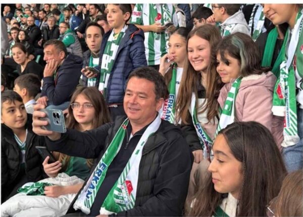 BAŞKANIMIZ ERKAN AYDIN EVİMİN KÜÇÜK OĞLU, BAŞARISININ VE GÜVENİRLİĞİNİN KANITI ÇOCUKLARIN KENDİSİNE OLAN SEVGİSİDİR…