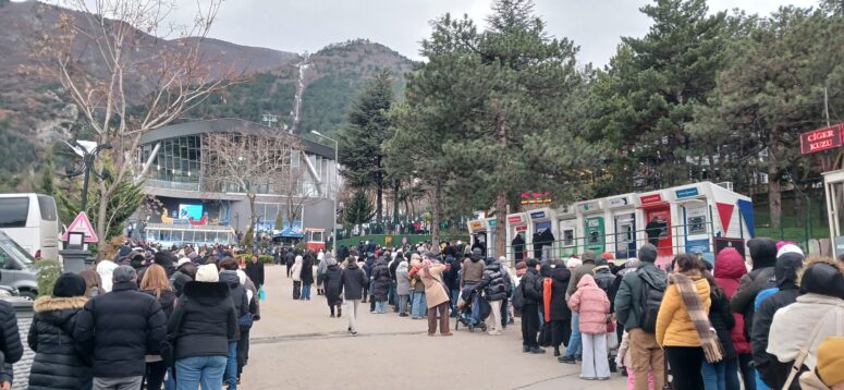 Metrelerce Teleferik Kuyruğu: Uludağ’da Yılbaşı Öncesi Yoğunluk Zirve Yaptı