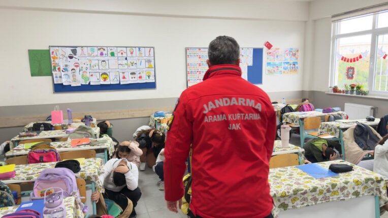 Jandarma’dan Öğrencilere Deprem Farkındalık Eğitimi