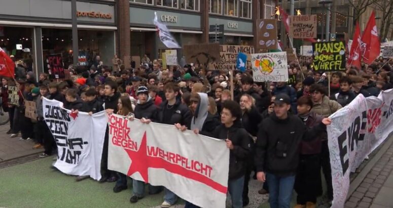 Hamburg’da 5.000 Genç Zorunlu Askerliği Protesto Etti
