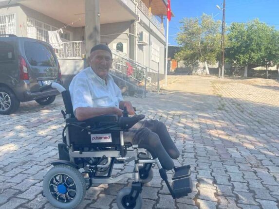 Gaziantep Nurdağı’nda Ayağı Kesilen Osman Sönmez, Gazeteci Sevgi Yıldız’ın Yardımıyla Akülü Aracına Kavuştu!