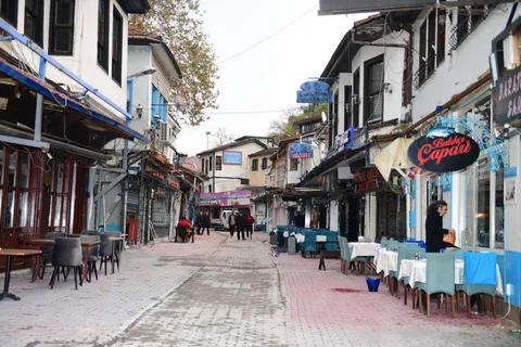 Aileler Mahallelerine Geri Dönmeye Başladı