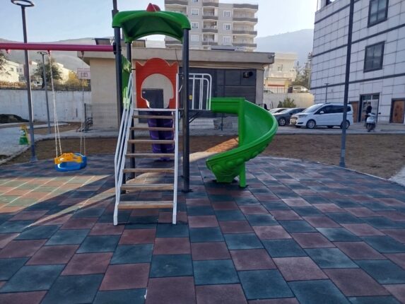 ÇOCUKLAR İÇİN BİR NEFES, BİR MUTLULUK ALANI: GERCÜŞ DEVLET HASTANESİ BAHÇESİNE YENİ ÇOCUK OYUN PARKI
