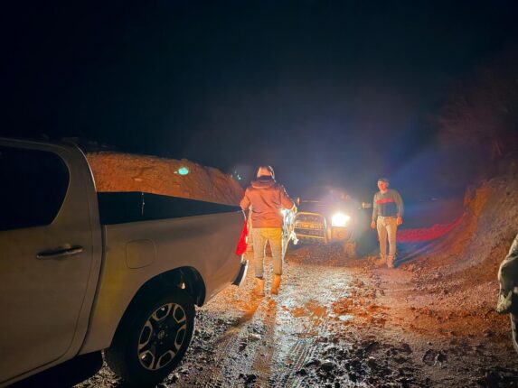 GERCÜŞ’TE GECE GÖREVİ: KAYMAKAM MUHAMET ÖZTAŞ’IN TALİMATIYLA ÇAMURA SAPLANAN ARAÇ KURTARILDI