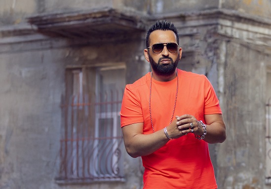 Bir Şarkı, Bir Sahne, Binlerce Video: Ragga Oktay’ın “Yeniden”i Dijital Dünyanın Ritmini Ele Geçirdi