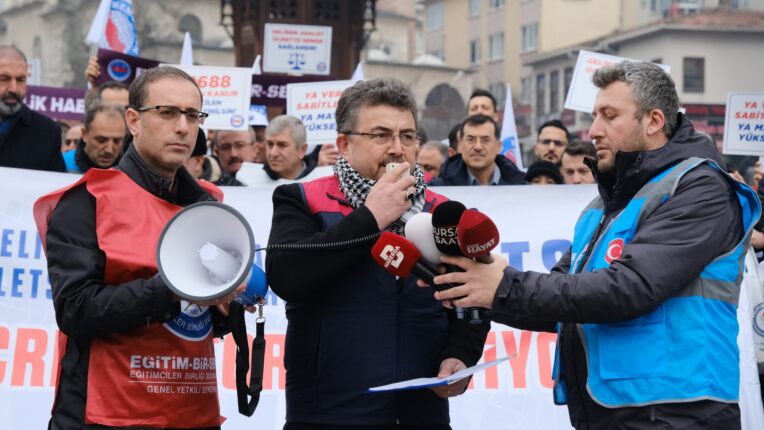 MEMUR-SEN BURSA’DAN KAMUDA ÜCRET ADALETSİZLİĞİNE TEPKİ