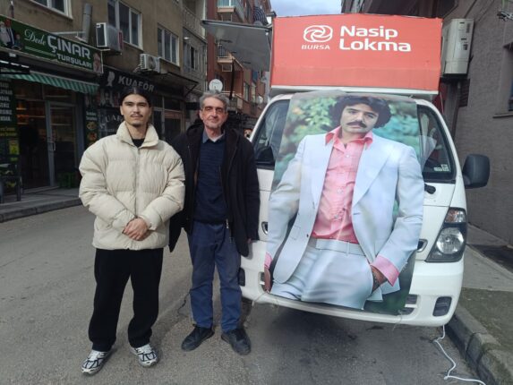 Ferdi Tayfur Anısına 3 Bin Kişiye Lokma Dağıttı: 3 Emekli Maaşını Feda Etti