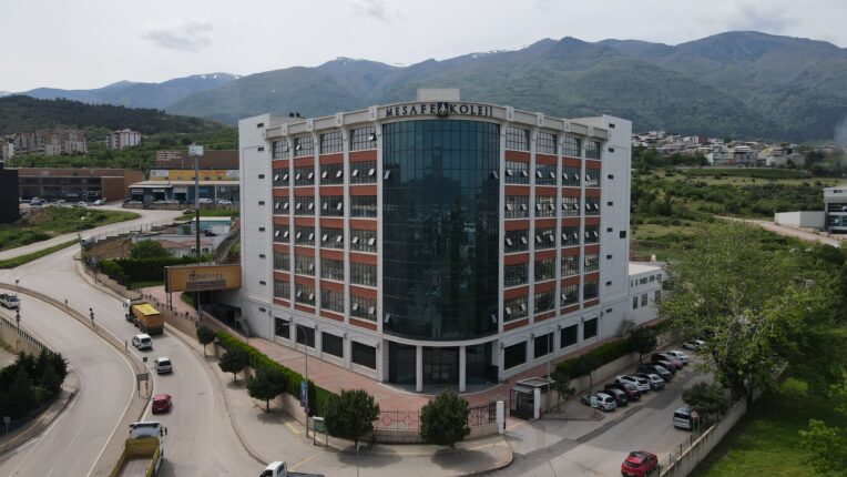 “Başarıyla Aranda Sıfır Mesafe: Mesafe Koleji Bursluluk Sınavına Rekor Katılım”