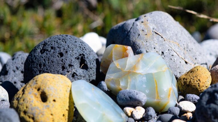 Yerkürenin Sessiz Tanıkları: Kayaçlar ve Oluşum Süreçleri