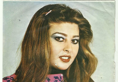 YELİZ’DEN GECE YARISI SOKAK KONSERİ