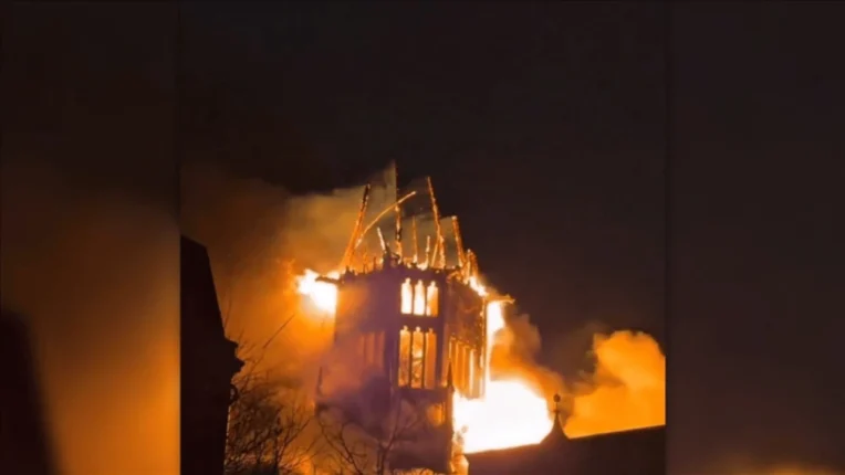 Amsterdam’da Tarihi Kilisede Yangın: Vondelkerk’in Kulesi Çöktü