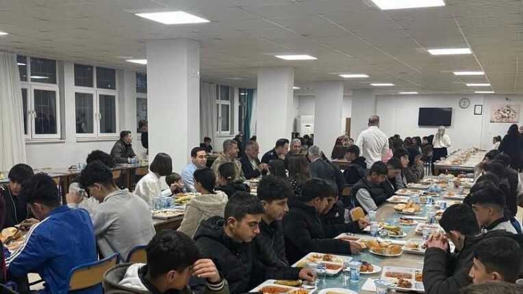 RAMAZAN’DA DEVLET – MİLLET KUCAKLAŞMASI: GERCÜŞ’TE ÖĞRENCİLERLE AYNI SOFRADA, AYNI DUADA