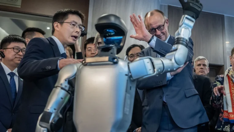 Almanya Başbakanı Merz, Çin’de Robot Gösterisini İzledi