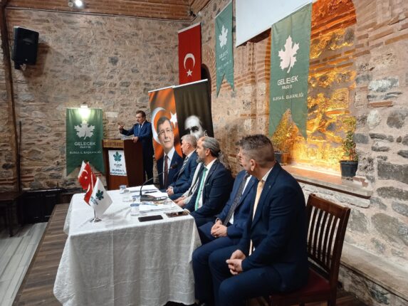 “Kararsız Seçmen Anketlerde Birinci, Gelecek Sahada Güçleniyor”