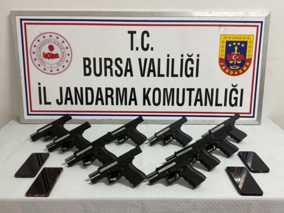 GEMLİK’TE SİLAH KAÇAKÇILIĞINA BÜYÜK DARBE: 10 ADET GLOCK TABANCA ELE GEÇİRİLDİ