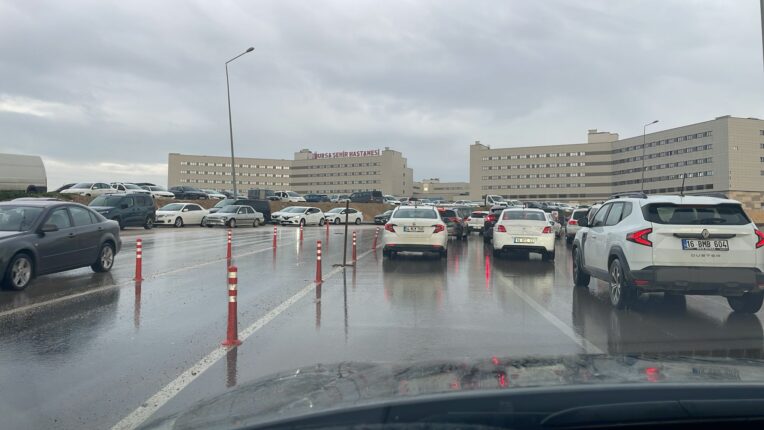 Şehir Hastanesi Kavşağında Her Sabah Aynı Manzara: Otopark Krizi Büyüyor