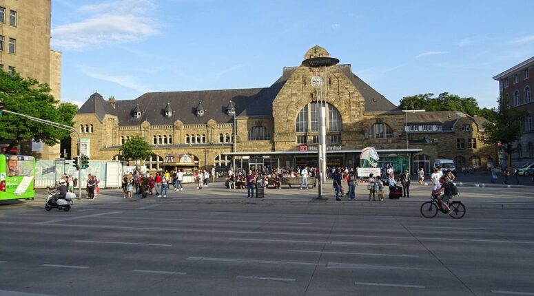 Aachen Merkez Tren Garı’nda Rutin Kontrol: 11 Sahte Kimlik ve Çok Sayıda Suç Kaydı Ortaya Çıktı