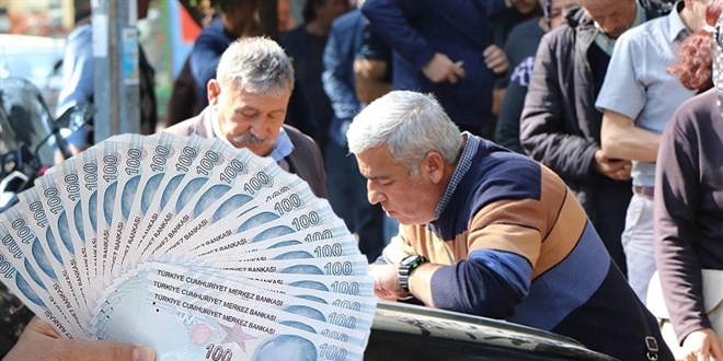 “EMEKLİ MEMURLAR 2002’NİN GERİSİNDE”