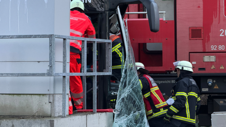 Hamburg’da Otobüs ile Kamyon Çarpıştı: 3 Yaralı