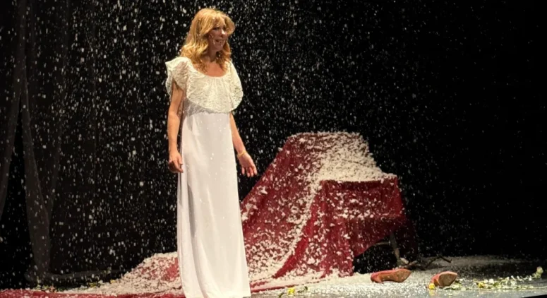 İNCİ TÜRKAY  “LİSTE” İLE İSTANBUL PRÖMİYERİNDE  AYAKTA ALKIŞLANDI