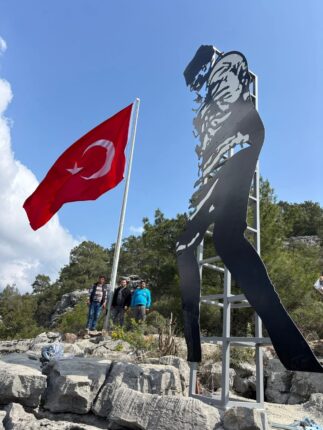 Toroslar da dev Atatürk slüeti ve şanlı bayrağımız