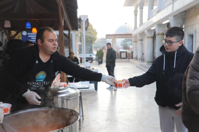 DUALAR EDİLDİ, SOFRALAR KURULDU: KORKUTELİ BAYRAMA BİRLİKTE BAŞLADI