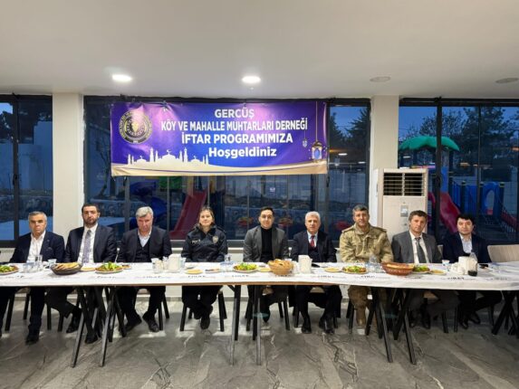 GERCÜŞ’TE GÖNÜLLERİ BULUŞTURAN İFTAR: MUHTARLAR BİRLİĞİ’NDEN BİRLİK VE KARDEŞLİK SOFRASI