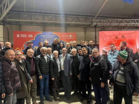 Bursa Büyükşehir Belediyesi’nin İftar Programında Dikkaldırım Mahallesi Sakinleri Bir Araya Geldi