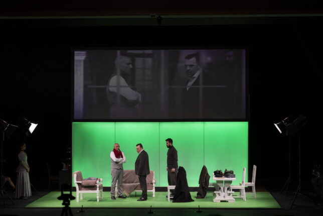 SAHNEDEKİ VICDAN : ADİLLER ÜZERINE