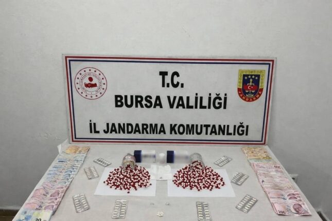 BURSA’DA UYUŞTURUCU OPERASYONU: BİNİN ÜZERİNDE SENTETİK HAP VE SUÇ GELİRİ ELE GEÇİRİLDİ