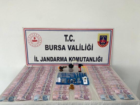 Bursa’da uyuşturucu operasyonu: Araçtaki gizli bölmelerden çok sayıda madde ele geçirildi
