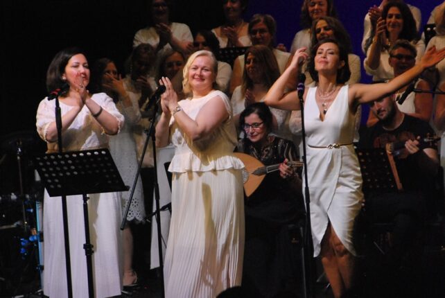 HAMBURG MENEKŞE KOROSU SANATLA KÜLTÜRLERİ BULUŞTURUYOR