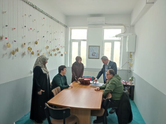 Bursa’da Görme Engelli Vatandaşlara Yönelik Kur’an Eğitimi Yerinde İncelendi