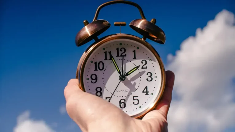 Avrupa’da Yaz Saati Uygulaması Başlıyor: Saatler İleri Alınacak